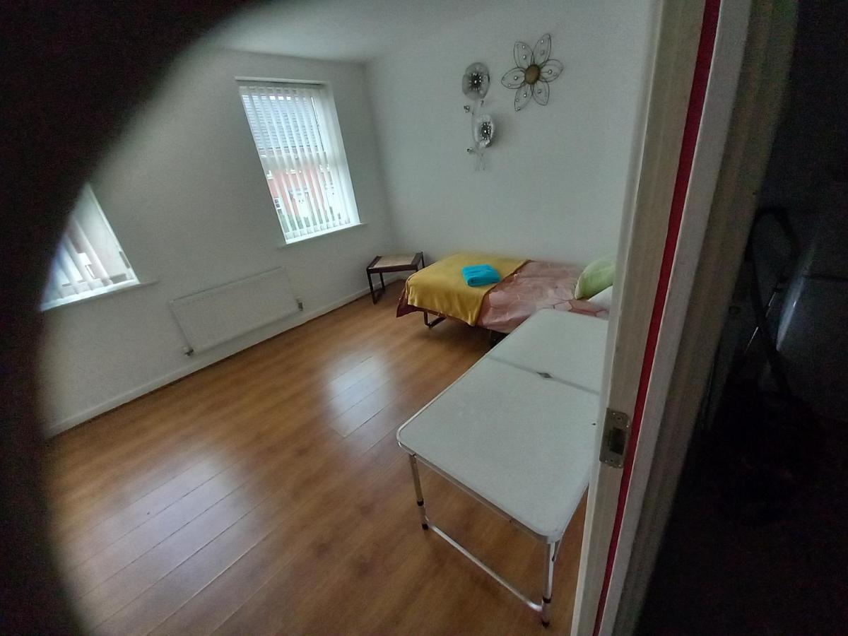 Private Rooms, 2 Showers In 3 Storey Hse, 25 Minutes Walk From Leicester City Centre Kültér fotó